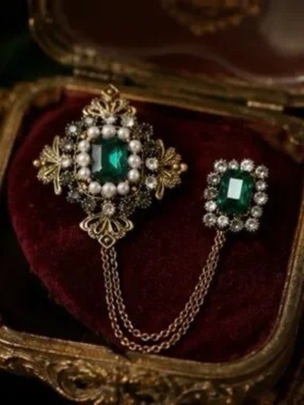 Vintage Emerald Pearl Brooch Pin Gold Chain Lapel Brooch